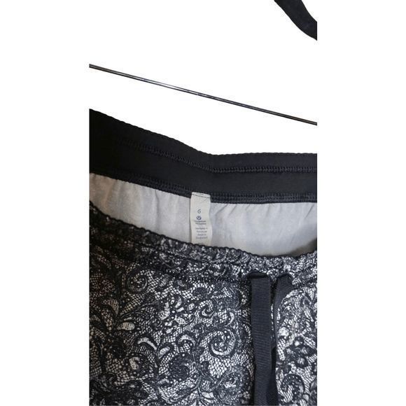 Lululemon Hit It Short Sz 6 (3 1/2") Mini Cinder Lace White Black Summer - Picture 4 of 6